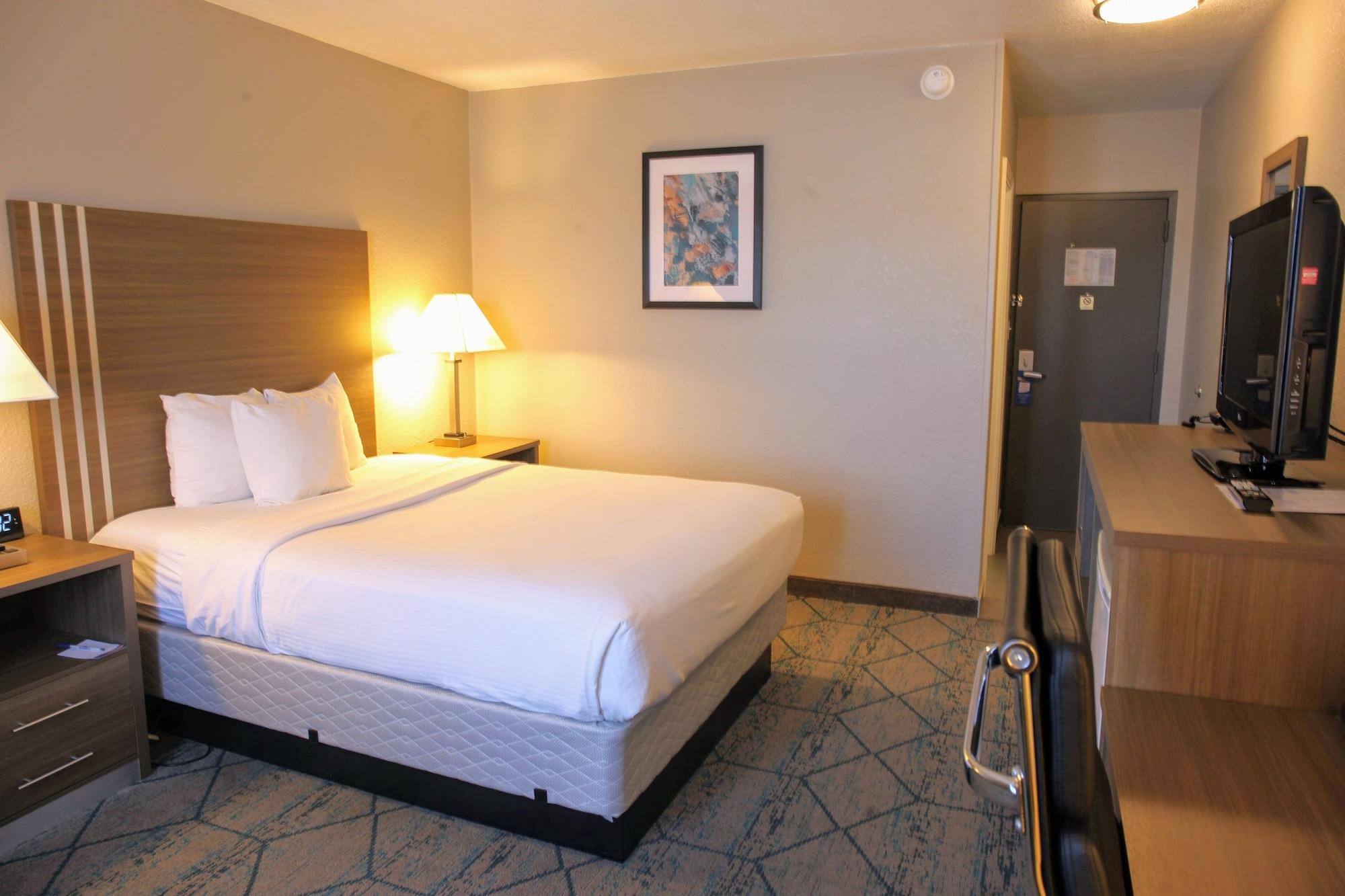 Baymont By Wyndham Effingham Hotel Exterior photo