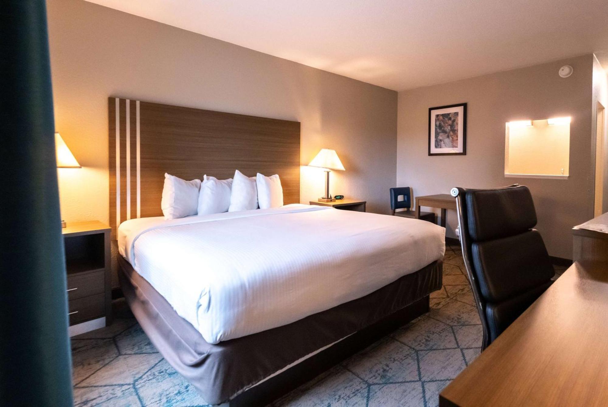 Baymont By Wyndham Effingham Hotel Exterior photo